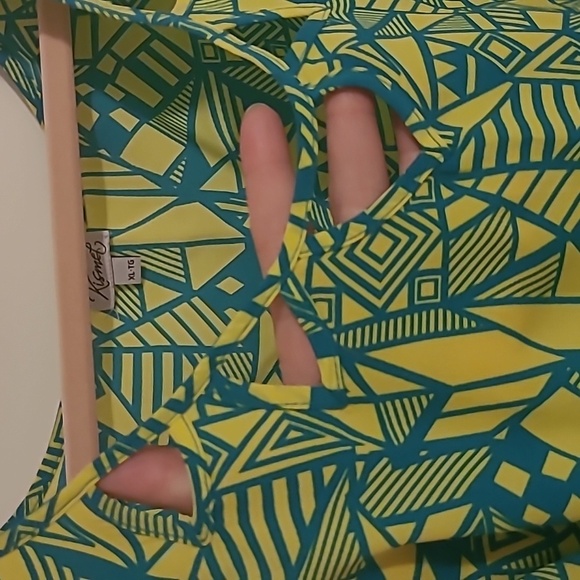 3/$27 Kismet vibrant summer tank - Picture 2 of 4